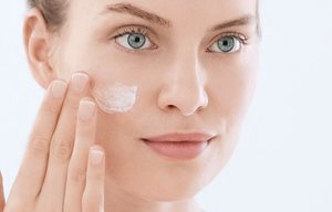 Breng de moisturizer aan na de peeling tegen mee-eters