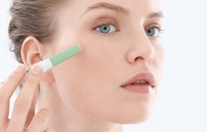 De concealer kun je voor of na je make-up aanbrengen