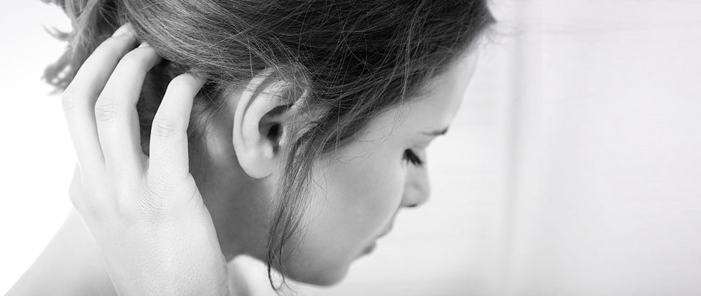 Een vrouw controleert op roos