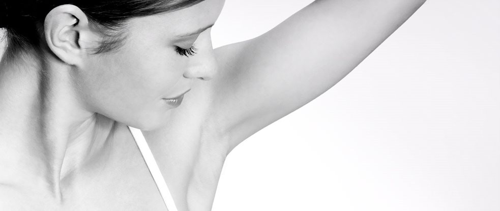 Eucerin-model toont oksel
