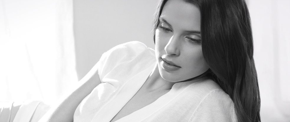 Vrouw met donker haar in een ontspannen houding