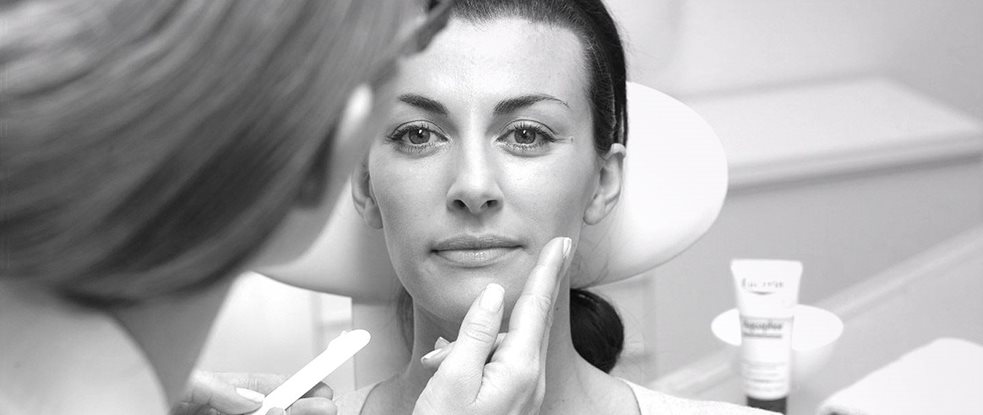 Het gezicht van een vrouw wordt behandeld met een product van Eucerin