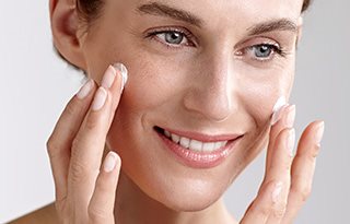 Factor 50 zonnebrandcrème aanbrengen