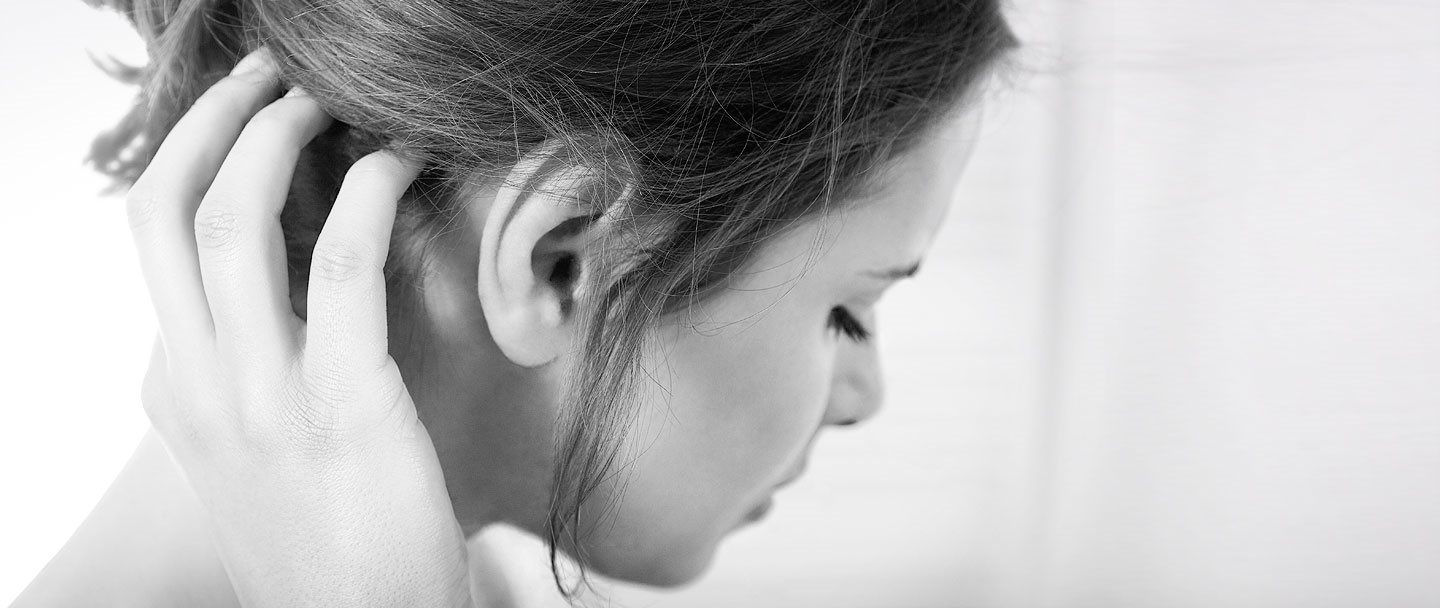 Een vrouw controleert op roos