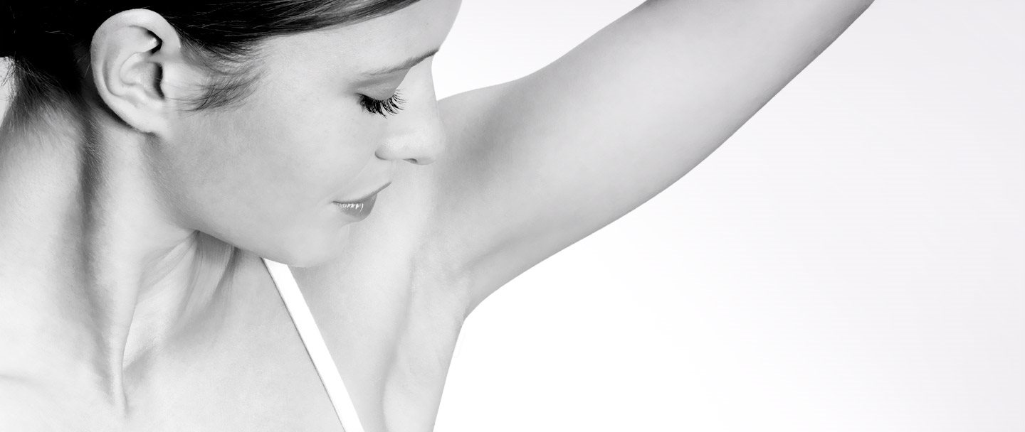 Eucerin-model toont oksel