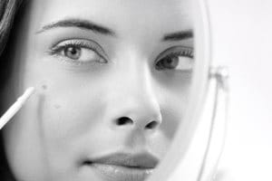 Camouflagestift tegen donkere vlekken - pigmentvlekken