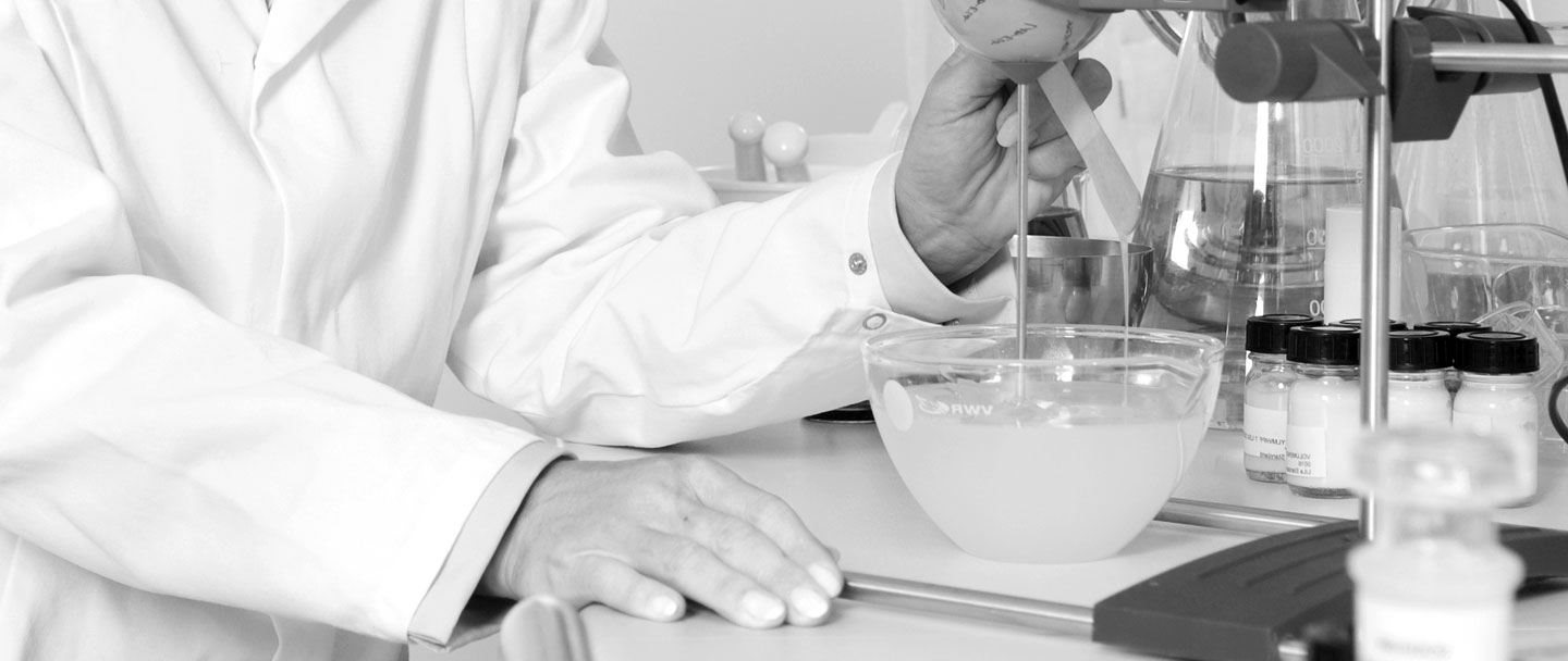 Vrouwelijke wetenschapper in laboratorium